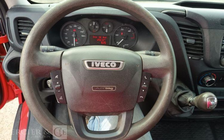 IVECO DAILY 35C12 BENNE AVEC COFFRE ACIER DIESEL – 125572 KMS – ANNEE 2018 ROUGE EW-052-VW