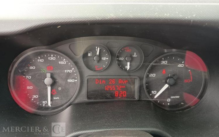 IVECO DAILY 35C12 BENNE AVEC COFFRE ACIER DIESEL – 125572 KMS – ANNEE 2018 ROUGE EW-052-VW