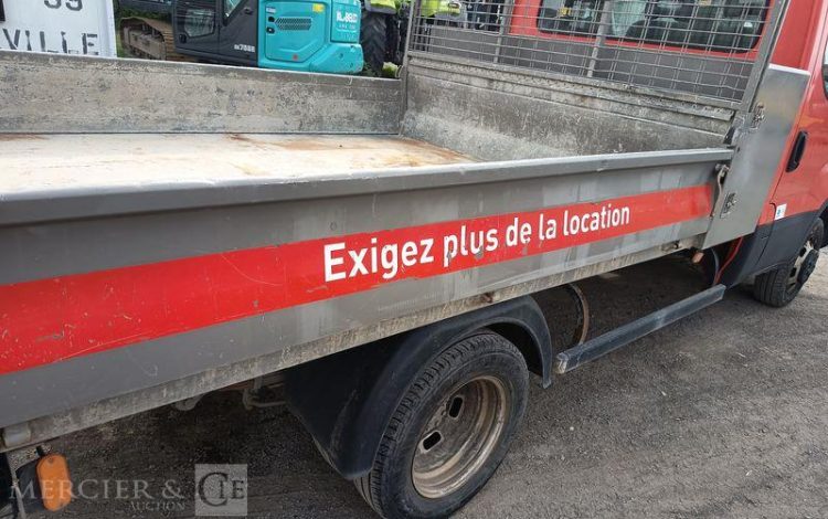 IVECO DAILY 35C12 BENNE AVEC COFFRE ACIER DIESEL – 125572 KMS – ANNEE 2018 ROUGE EW-052-VW