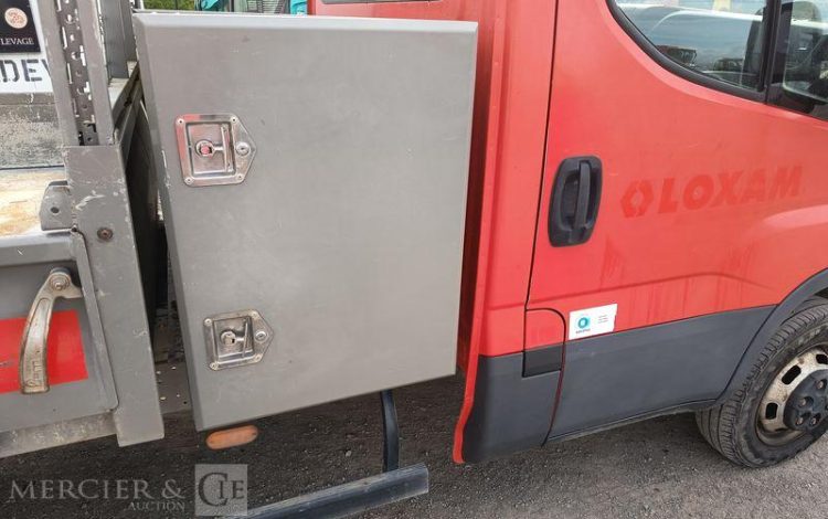 IVECO DAILY 35C12 BENNE AVEC COFFRE ACIER DIESEL – 125572 KMS – ANNEE 2018 ROUGE EW-052-VW