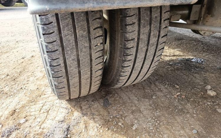 IVECO DAILY 35C12 BENNE AVEC COFFRE ACIER DIESEL – 125572 KMS – ANNEE 2018 ROUGE EW-052-VW