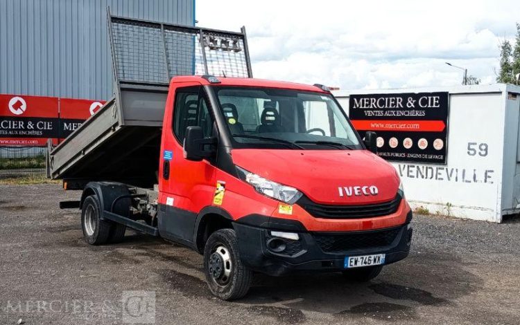 IVECO DAILY 35C12 AVEC BENNE –  DIESEL – 120231 KMS – ANNEE 2018 ROUGE EW-746-WX