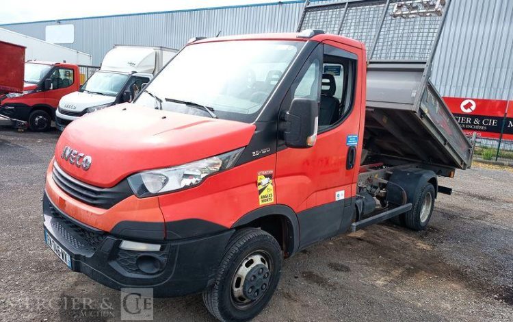 IVECO DAILY 35C12 AVEC BENNE –  DIESEL – 120231 KMS – ANNEE 2018 ROUGE EW-746-WX