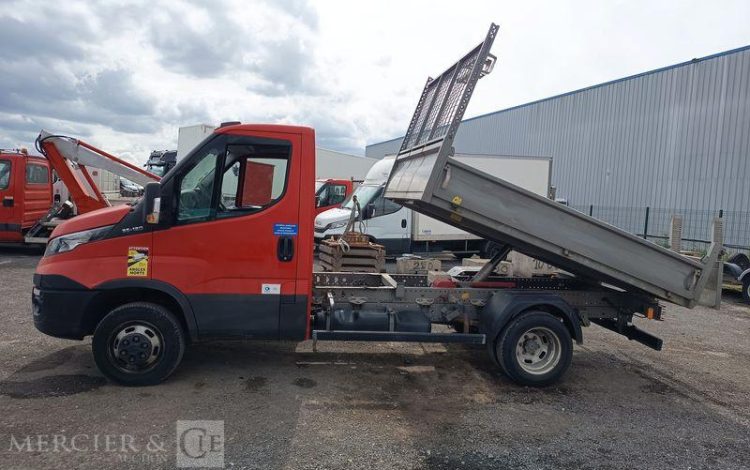 IVECO DAILY 35C12 AVEC BENNE –  DIESEL – 120231 KMS – ANNEE 2018 ROUGE EW-746-WX