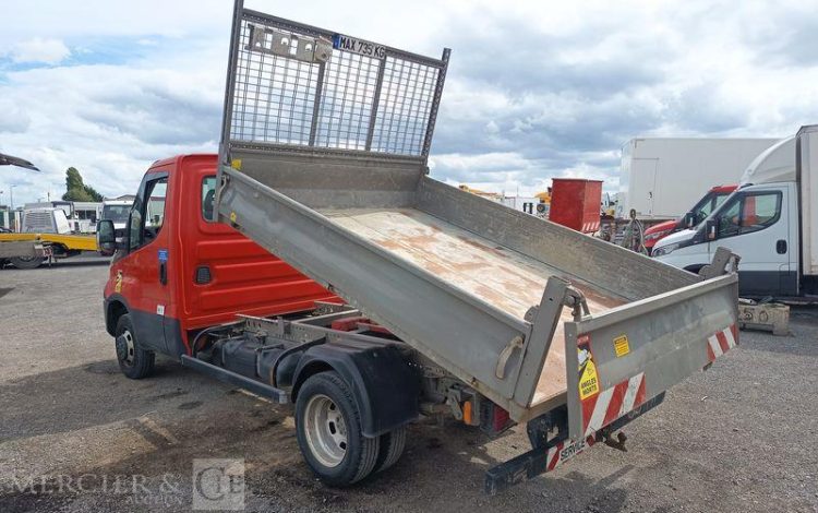 IVECO DAILY 35C12 AVEC BENNE –  DIESEL – 120231 KMS – ANNEE 2018 ROUGE EW-746-WX