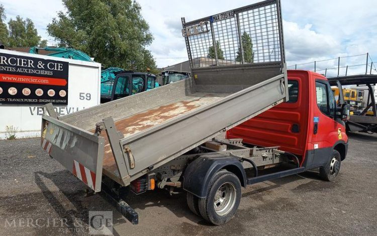 IVECO DAILY 35C12 AVEC BENNE –  DIESEL – 120231 KMS – ANNEE 2018 ROUGE EW-746-WX