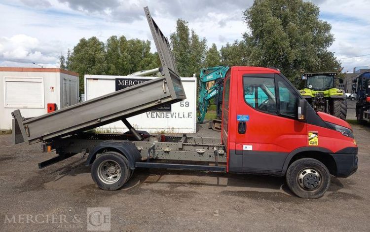IVECO DAILY 35C12 AVEC BENNE –  DIESEL – 120231 KMS – ANNEE 2018 ROUGE EW-746-WX