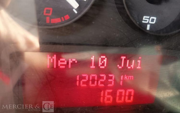 IVECO DAILY 35C12 AVEC BENNE –  DIESEL – 120231 KMS – ANNEE 2018 ROUGE EW-746-WX