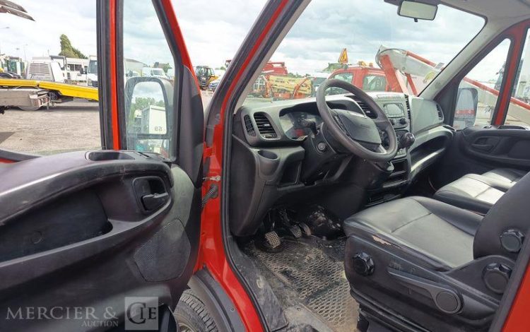 IVECO DAILY 35C12 AVEC BENNE –  DIESEL – 120231 KMS – ANNEE 2018 ROUGE EW-746-WX