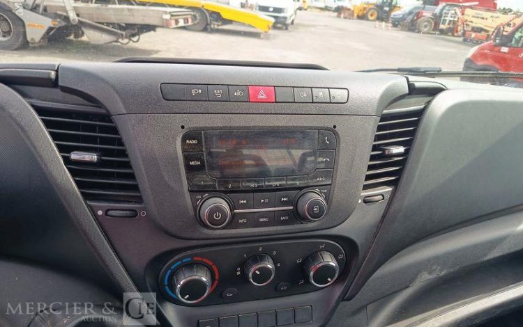 IVECO DAILY 35C12 AVEC BENNE –  DIESEL – 120231 KMS – ANNEE 2018 ROUGE EW-746-WX