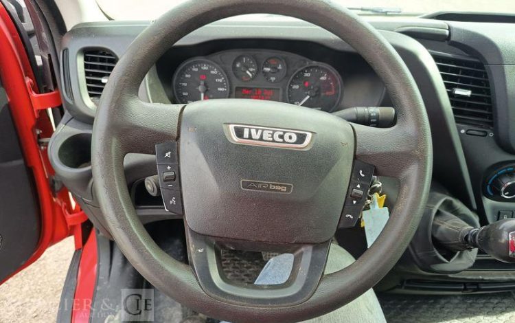 IVECO DAILY 35C12 AVEC BENNE –  DIESEL – 120231 KMS – ANNEE 2018 ROUGE EW-746-WX