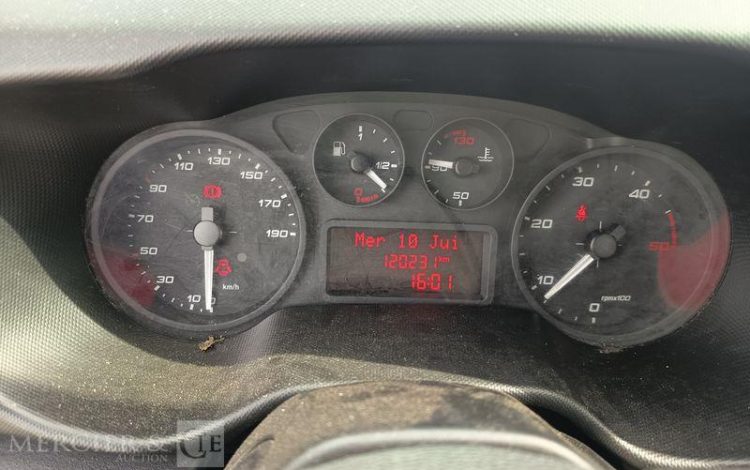IVECO DAILY 35C12 AVEC BENNE –  DIESEL – 120231 KMS – ANNEE 2018 ROUGE EW-746-WX