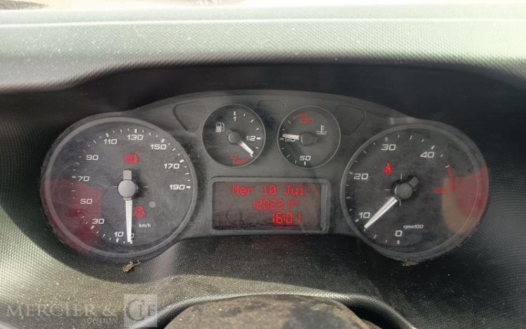 IVECO DAILY 35C12 AVEC BENNE –  DIESEL – 120231 KMS – ANNEE 2018 ROUGE EW-746-WX