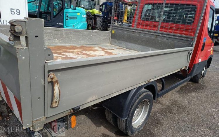 IVECO DAILY 35C12 AVEC BENNE –  DIESEL – 120231 KMS – ANNEE 2018 ROUGE EW-746-WX