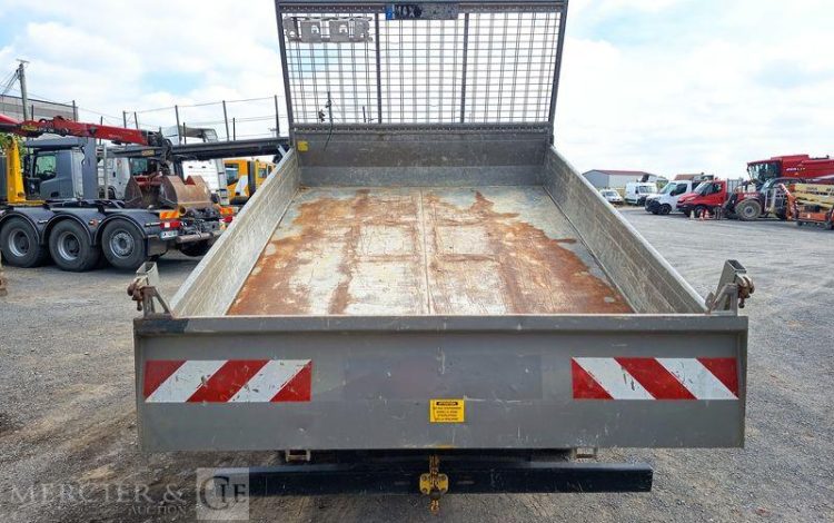 IVECO CAMION BENNE SIMPLE CABINE COFFRE  EY-503-BH