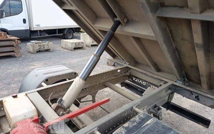 IVECO CAMION BENNE SIMPLE CABINE COFFRE  EY-503-BH
