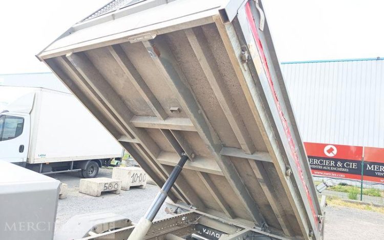 IVECO CAMION BENNE SIMPLE CABINE COFFRE  EY-503-BH
