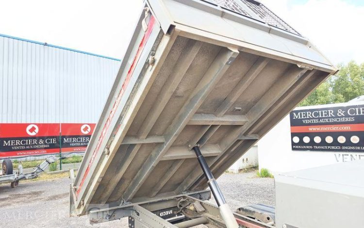 IVECO CAMION BENNE SIMPLE CABINE COFFRE  EY-503-BH