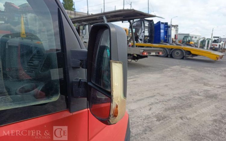 IVECO CAMION BENNE SIMPLE CABINE COFFRE  EY-503-BH