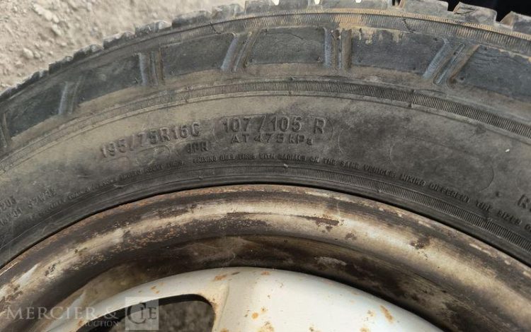 IVECO CAMION BENNE SIMPLE CABINE COFFRE  EY-503-BH