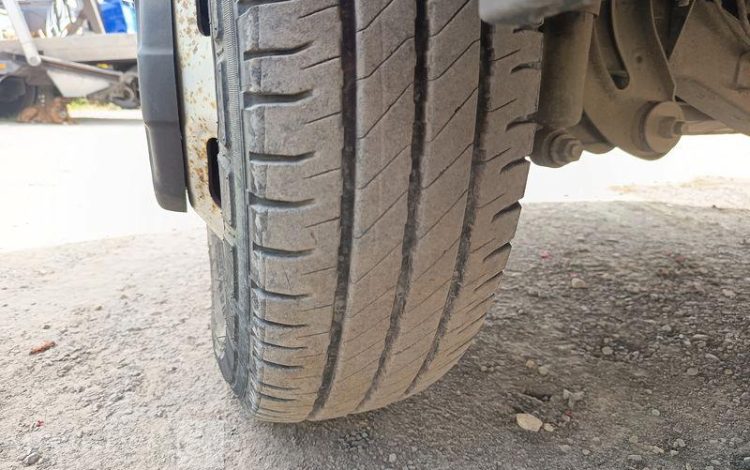 IVECO CAMION BENNE SIMPLE CABINE COFFRE  EY-503-BH