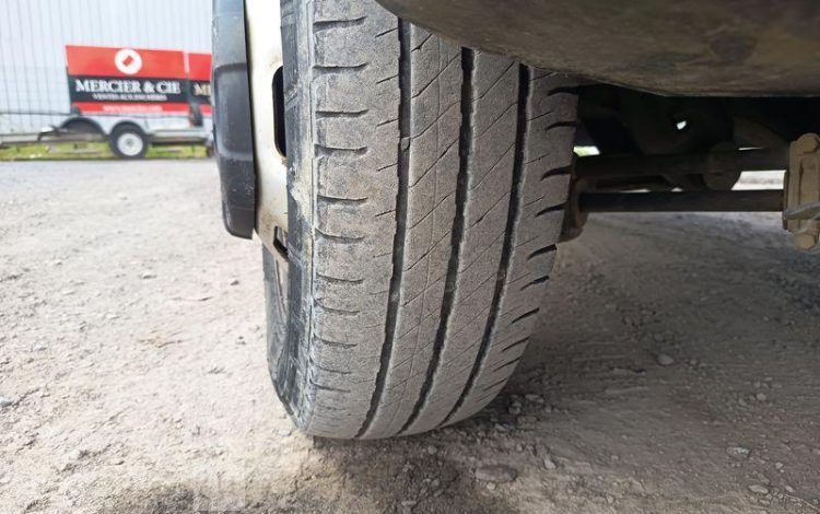 IVECO CAMION BENNE SIMPLE CABINE COFFRE  EY-503-BH