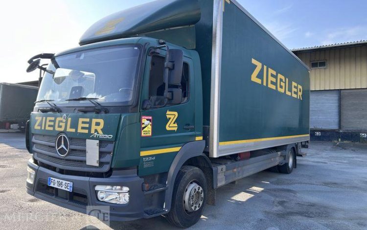 MERCEDES ATEGO 1324 CAISSE HAYON VERT FG-196-SE