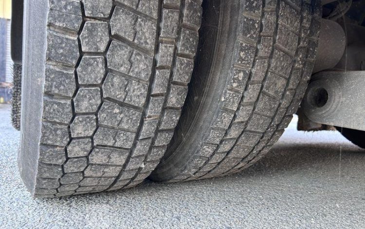 MERCEDES ATEGO 1324 CAISSE HAYON VERT FG-196-SE