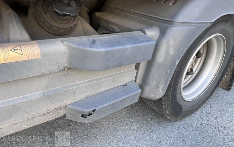 MERCEDES ATEGO 1324 CAISSE HAYON VERT FG-196-SE