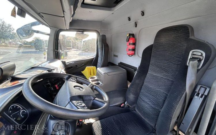 MERCEDES ATEGO 1324 CAISSE HAYON VERT FG-196-SE