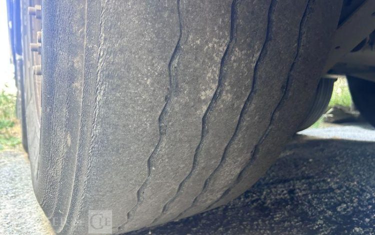 LECITRAILER SREM FOURGON 27T HAYON  3 ESSIEUX VERT FK-078-GM