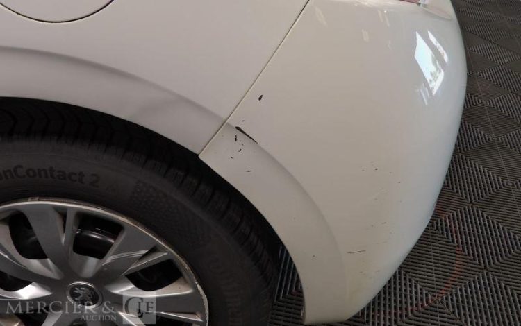 PEUGEOT 208 BLANC FN-143-TB