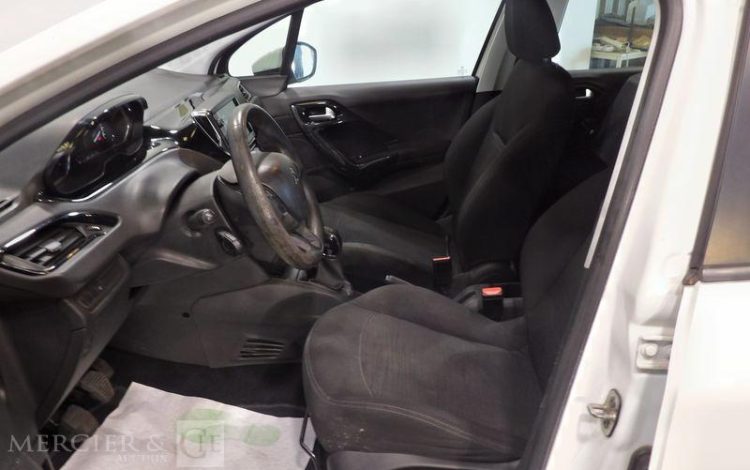 PEUGEOT 208 BLANC FN-143-TB