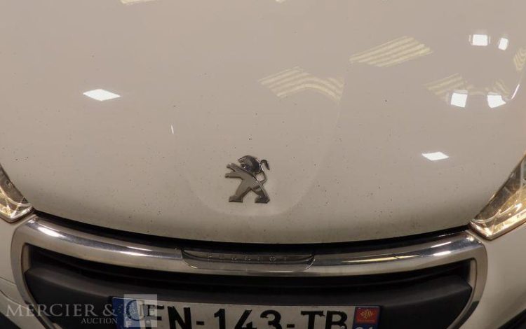 PEUGEOT 208 BLANC FN-143-TB