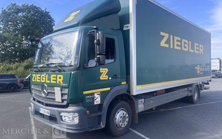 MERCEDES ATEGO 1324 CAISSE HAYON VERT FZ-836-NN