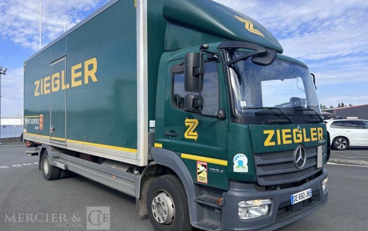 MERCEDES ATEGO 1324 CAISSE HAYON BVA VERT GE-692-JN