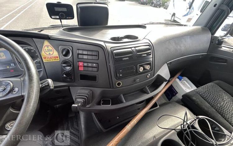 MERCEDES ATEGO 1324 CAISSE HAYON BVA VERT GE-692-JN