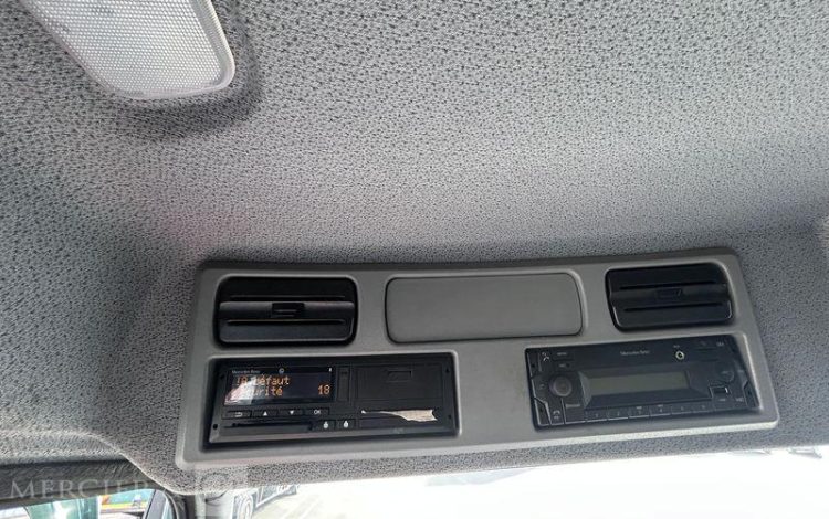 MERCEDES ATEGO 1324 CAISSE HAYON BVA VERT GE-692-JN