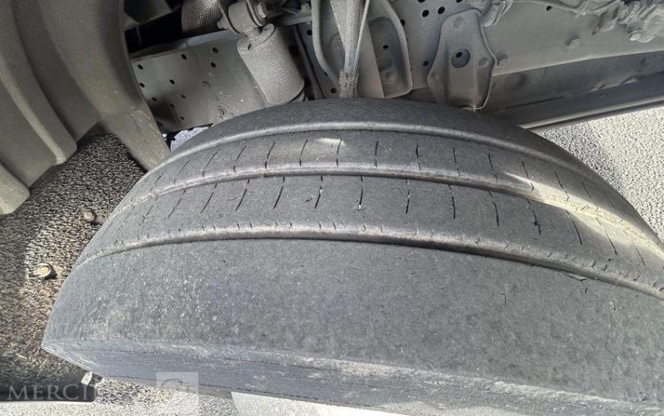 MERCEDES ATEGO 1324 CAISSE HAYON BVA VERT GE-692-JN