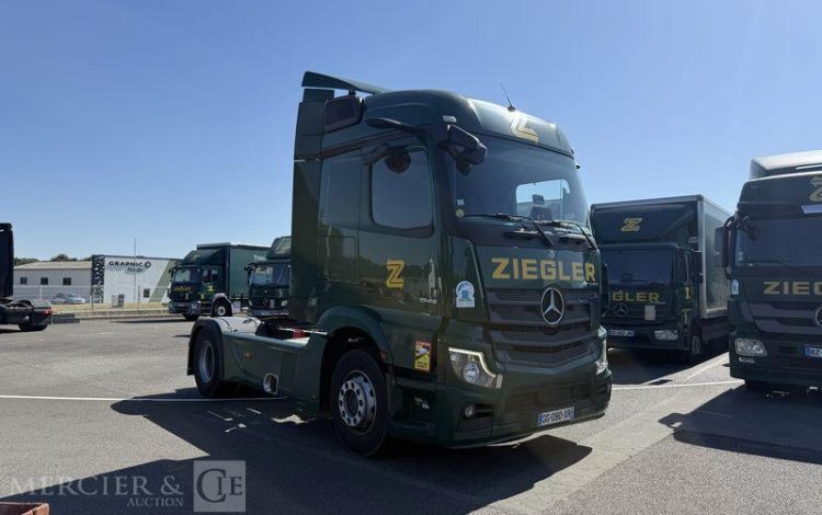 MERCEDES ACTROS 1845  PAV MERCEDES FINANCIAL SERVICES VERT GG-090-XR