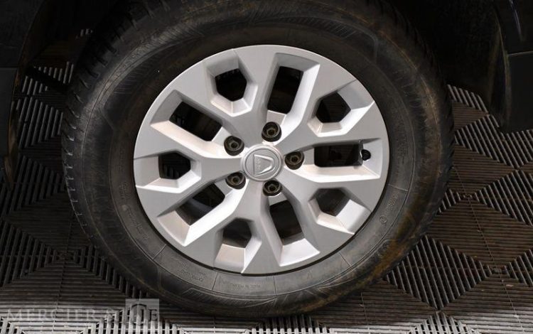 DACIA DUSTER 1.5 BLUEDCI 115ch CONFORT 4X4 NOIR GK-275-QT