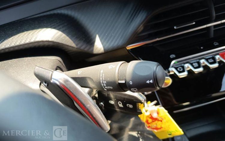 PEUGEOT 2008 ALLURE HYBRID 136CH GRIS HB-746-TP