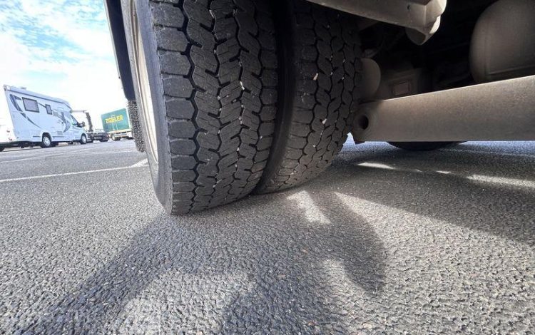 MERCEDES ATEGO 1324 CAISSE HAYON BVA VERT HB-894-VV