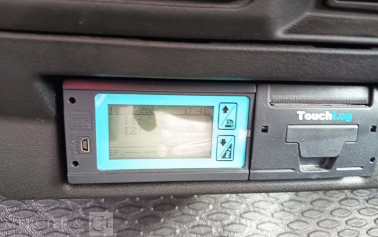 IVECO DAILY VI 35S14 2,3 D 16V HI-MATIC 136 CV AVEC CAISSE FRIGO – DIESEL – ANNEE 2021 BLANC HH-351-AE
