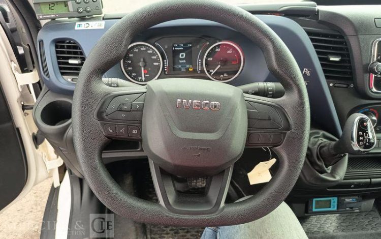 IVECO DAILY VI 35S14 2,3 D 16V HI-MATIC 136 CV AVEC CAISSE FRIGO – DIESEL – ANNEE 2021 BLANC HH-351-AE