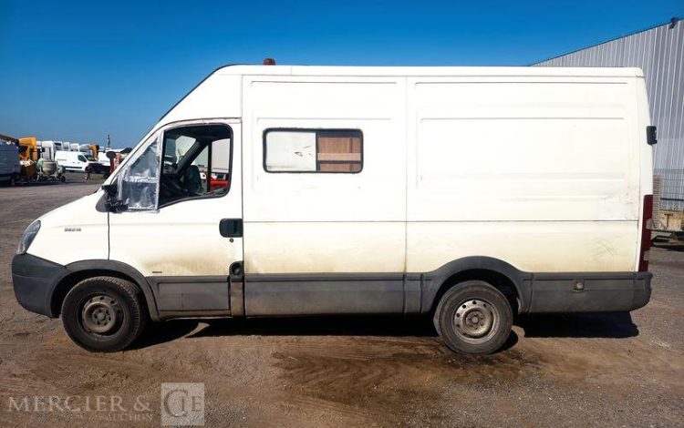 IVECO DAILYIV 35S14 2.3 HPT 136 CH  – DIESEL – 250467 KMS – BLANC AB-589-KM