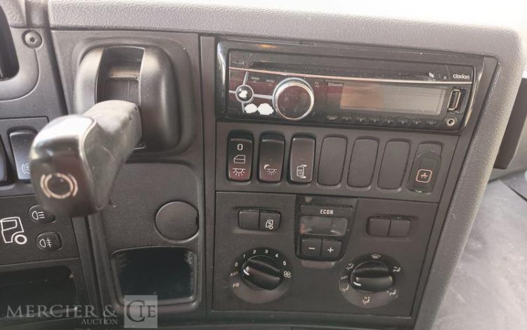 SCANIA PORTEUR P310 AVEC HAYON – PTAC : 19 TONNES – DIESEL – 713194 KMS – ANNEE 2013 BLANC CS-403-RV