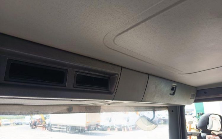 SCANIA PORTEUR P310 AVEC HAYON – PTAC : 19 TONNES – DIESEL – 713194 KMS – ANNEE 2013 BLANC CS-403-RV
