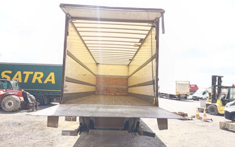 SCANIA PORTEUR P310 AVEC HAYON – PTAC : 19 TONNES – DIESEL – 713194 KMS – ANNEE 2013 BLANC CS-403-RV