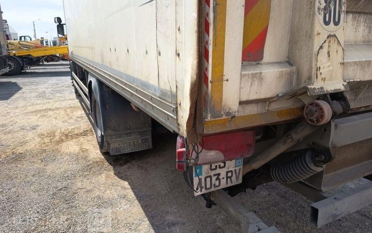 SCANIA PORTEUR P310 AVEC HAYON – PTAC : 19 TONNES – DIESEL – 713194 KMS – ANNEE 2013 BLANC CS-403-RV